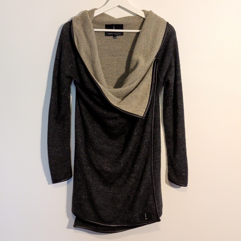 URKU reversible tan and black cowl neck sweater - size sml/med